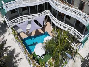 een bovenaanzicht van een resort met zwembad bij Wish Maamigili in Maamigili