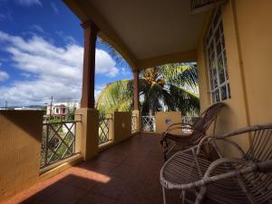 a balcony with chairs and a view of the ocean at 毛里求斯民宿 in Roche Bois +3 photos