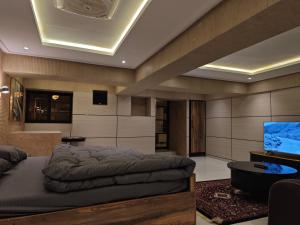 Μια τηλεόραση ή/και κέντρο ψυχαγωγίας στο But Tourist Inn Hotel Murree