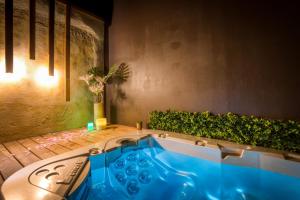 a jacuzzi tub in the middle of a room at Calmacé in Gignac