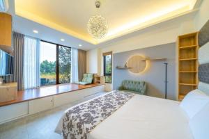 a bedroom with a bed and a desk and window at 蘭庭 Villa民宿 B&B in Yuanshan +39 photos