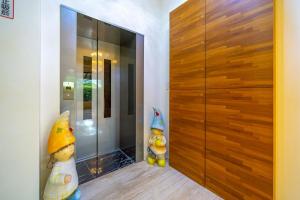 員山郷にある蘭庭 Villa民宿 B&Bの2体のぬいぐるみが鏡の前に立っている