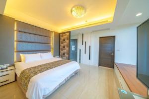 員山郷にある蘭庭 Villa民宿 B&Bの大きなベッドと薄型テレビのある寝室