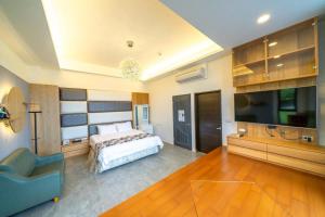 員山郷にある蘭庭 Villa民宿 B&Bの広いベッドルーム(ベッド1台、テレビ付) +40枚の写真