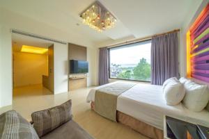a hotel room with a large bed and a large window at 蘭庭 Villa民宿 B&B in Yuanshan
