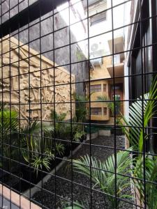 een raam met uitzicht op een gebouw bij Daffodil House Proper Guest House Near Malioboro in Demangan