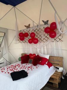 Ένα ή περισσότερα κρεβάτια σε δωμάτιο στο Glamping Mirador de Tibacuy +15 φωτογραφίες