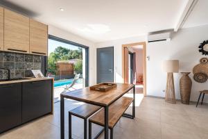 Η κουζίνα ή μικρή κουζίνα στο Villa U Veniqui 2 - Piscine privée