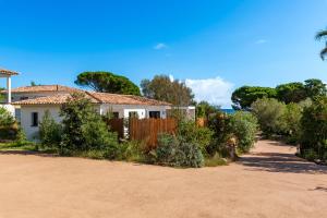 Το κτήριο όπου στεγάζεται  η παραθεριστική κατοικία