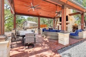 ウィンバリーにあるCabins at Flite Acres - Desert Willowのテーブルと椅子のある屋外パティオ