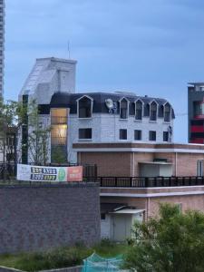 a building with a clock on the side of it at Hotel Boreum in Sach'ŏnjil-li