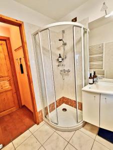 AmenoにあるHome and garden nestled in Amenoのシャワーと洗面台付きのバスルーム