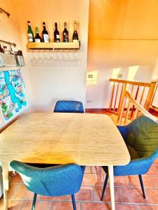 AmenoにあるHome and garden nestled in Amenoの壁には木製のテーブル、椅子、ボトルが置かれている
