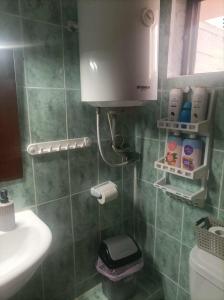 Koupelna v ubytování The cave of Cyclops + 30 fotografií