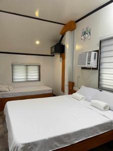 Una cama o camas en una habitación de Chia's Beach House Siargao