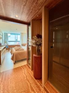 Ένα ή περισσότερα κρεβάτια σε δωμάτιο στο Ermou 18 Private Jacuzzi Apartment