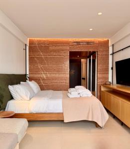 Ένα ή περισσότερα κρεβάτια σε δωμάτιο στο Ermou 18 Private Jacuzzi Apartment