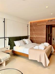 Ένα ή περισσότερα κρεβάτια σε δωμάτιο στο Ermou 18 Private Jacuzzi Apartment