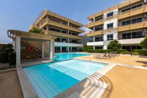 Bazén v ubytování The Terraza Studio Apartment A104 nebo v jeho okolí