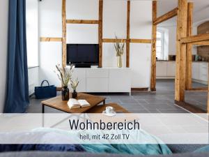 Μια τηλεόραση ή/και κέντρο ψυχαγωγίας στο Ferienwohnung Alte Schule Kennfus - Ruhe genießen