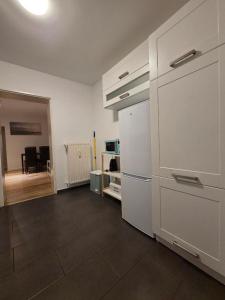 Una cocina con un refrigerador blanco en una habitación. en TAKAppartement Dormagen, en Dormagen