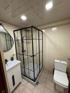 Koupelna v ubytování Nice apartments in Malibu Park + 8 fotografií