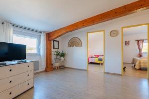 TV a/nebo společenská místnost v ubytování Appartement de charme en Ardèche