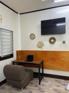 Una televisión o centro de entretenimiento en Chia's Beach House Siargao