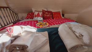 Voodi või voodid majutusasutuse Chillinn Csillag Cottage Eger toas +32 fotot