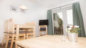 TV a/nebo společenská místnost v ubytování Reihenhaus, 40 qm, 1 Schlafzimmer