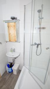 Koupelna v ubytování Reihenhaus, 40 qm, 1 Schlafzimmer + 6 fotografií