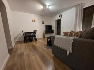 una sala de estar con un sofá y una mesa en TAKAppartement Dormagen, en Dormagen