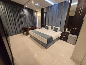 Postel nebo postele na pokoji v ubytování الجوهرة سويت للشقق المخدومة