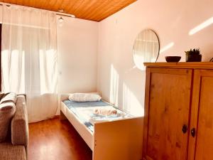 ein kleines Zimmer mit einem Bett und einem Fenster in der Unterkunft Wohnung im Landhaus - mit Terasse & Bachlauf in Trösel + 26 Fotos