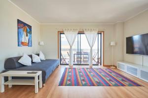 Μια τηλεόραση ή/και κέντρο ψυχαγωγίας στο Algarve Ocean Tri-View Luxury Apartment Pool