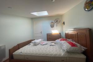 une chambre avec un lit et une lumière au plafond dans l'établissement Villa paisible avec piscine, à Bercloux