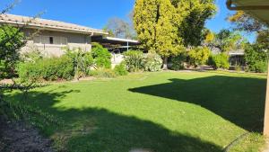 Κήπος έξω από το The Hamlet House