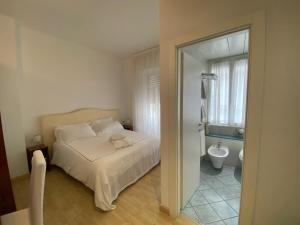 Un dormitorio con una cama y un baño con inodoro. en Sleep Al 25, en Finale Ligure