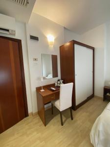 1 dormitorio con escritorio con silla y espejo en Sleep Al 25, en Finale Ligure