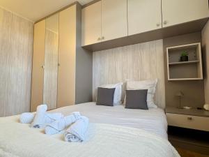 ルマンにあるSuperbe appt 3 ch à 2 pas du circuit des 24Hのタオルが敷かれたベッドが2つある寝室