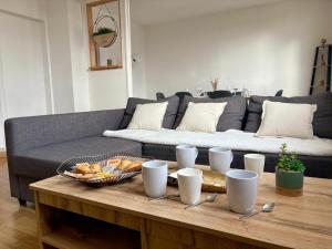 ルマンにあるSuperbe appt 3 ch à 2 pas du circuit des 24Hのリビングルーム(コーヒーテーブル、ソファ付)