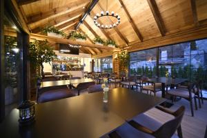 En restaurant eller et andet spisested på La Foresta Dilijan - Family & Friends Resort