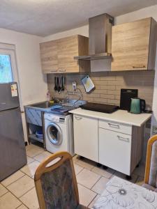 a kitchen with a sink and a washing machine at Bungalow 2 - 4-Raum-Wohnung mit Küche und 2 WC Duschen in Ohrdruf-Crawinkel in Niederdorla +9 photos