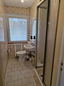 Koupelna v ubytování Bungalow 2 - 4-Raum-Wohnung mit Küche und 2 WC Duschen in Ohrdruf-Crawinkel