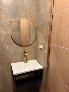 Ένα μπάνιο στο Me hotel