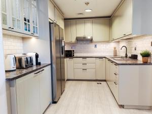 Kuchyň nebo kuchyňský kout v ubytování Modern, spacious, Luxe 5BR plus Maid condo in JBR, near JBR Beach, Marina view, By La Buena Vida Holiday Homes