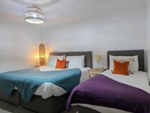 Ένα ή περισσότερα κρεβάτια σε δωμάτιο στο Spacious 6BR Retreat, Ideal for Families & Work, Free Parking