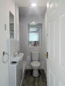 Ένα μπάνιο στο Spacious 6BR Retreat, Ideal for Families & Work, Free Parking