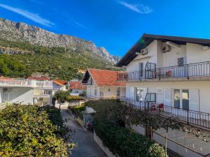 uitzicht op een stad met een berg op de achtergrond bij Apartments Adna in Podaca