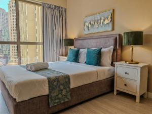 Postel nebo postele na pokoji v ubytování Modern, spacious, Luxe 5BR plus Maid condo in JBR, near JBR Beach, Marina view, By La Buena Vida Holiday Homes